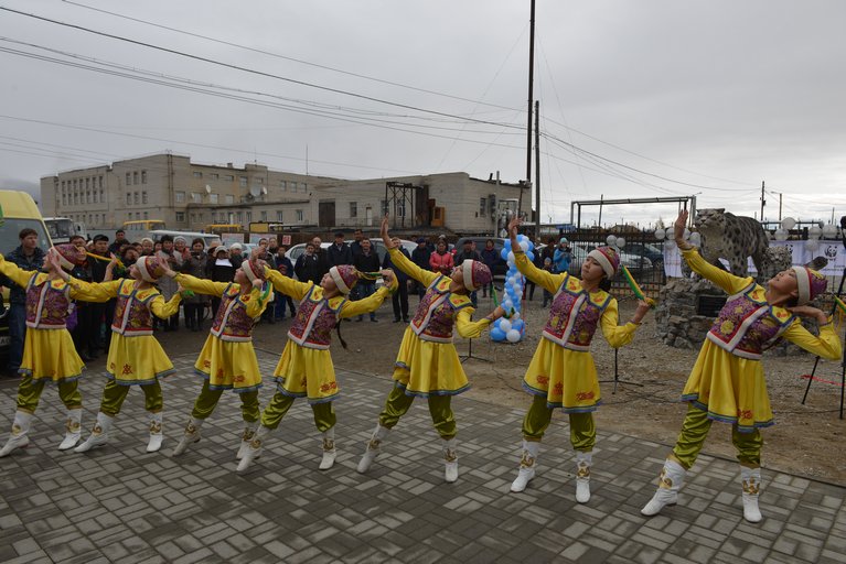 Танцевальный номер на открытие памятника снежному барсу в селе Кош-Агач