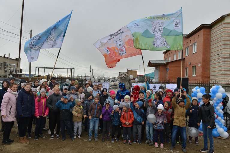 Участники церемонии открытия памятника снежному барсу в селе Кош-Агач